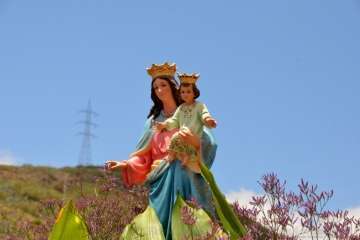 Un vecino echa un cable para la misa en Tecén (Foto Francisco J. Santana)